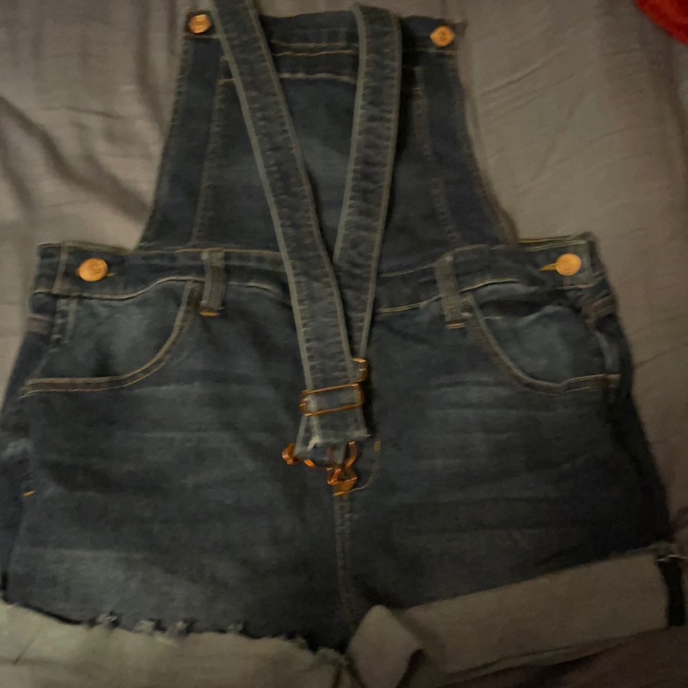 I’m selling a pair of CP jeans overalls